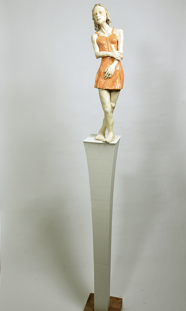 Frau mit orangem Kleid