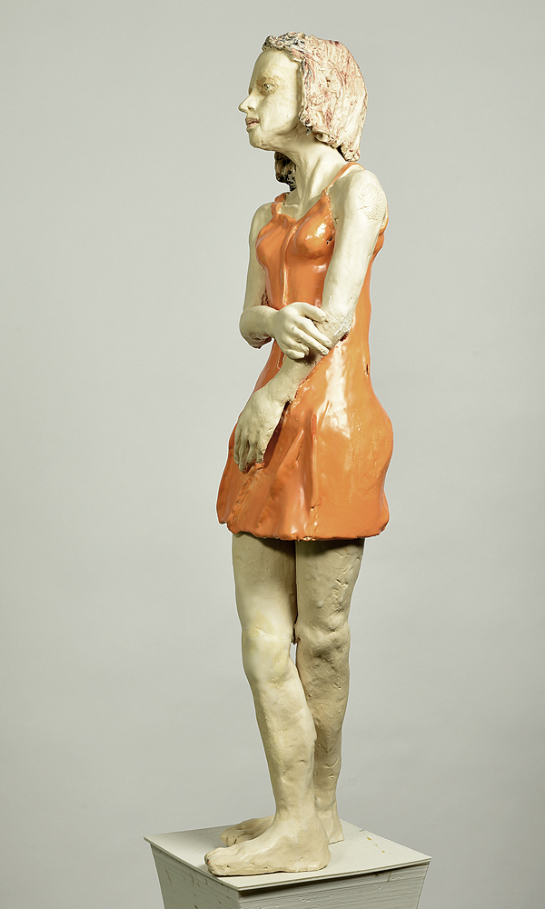 Frau mit orangem Kleid