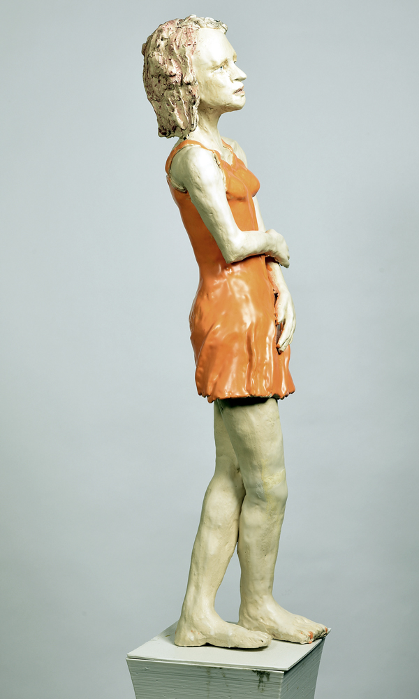Frau mit orangem Kleid