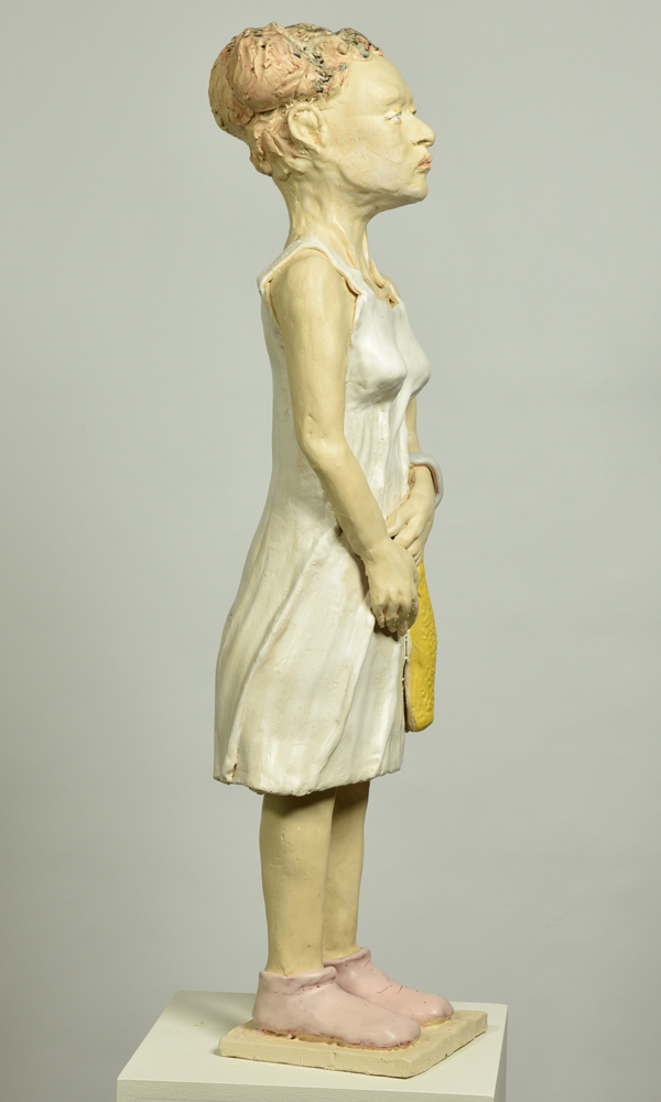 Frau mit gelber Tasche und weissem Kleid