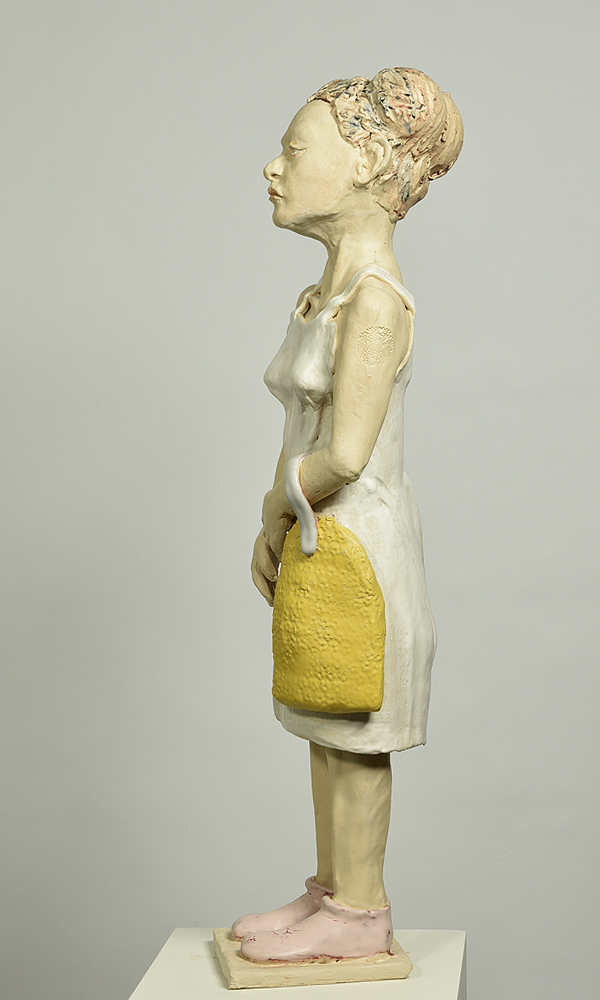 Frau mit gelber Tasche und weissem Kleid