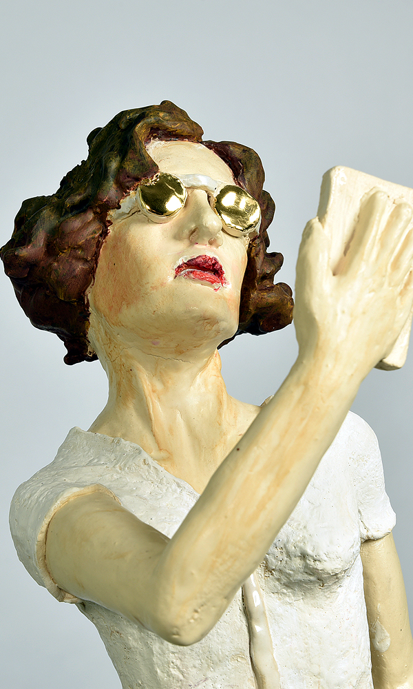 Frau mit goldener Brille